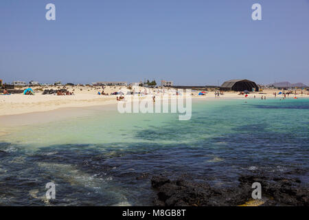 Blick auf den berühmten Strand Playa de Jandia - Playa de Sotavento Playa - Lagune auf der Kanarischen Insel Fuerteventura, Spanien. Dieser Strand gehört zu den schönsten Stränden der Welt zum Windsurfen. Stockfoto