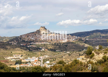 Morella ist eine alte Stadtmauer liegt auf einem Hügel in der Provinz Castellón, Valencia, Spanien. Stockfoto