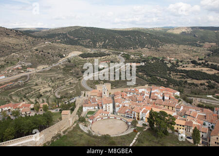 Blick von der Festung an der Spitze. Morella ist eine alte Stadtmauer liegt auf einem Hügel in der Provinz Castellón, Valencia, Spanien. Stockfoto