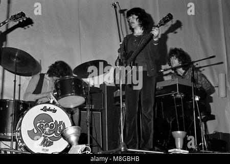 Die britischen Progressive Rock Band Spooky Tooth an der Bristol University Students' Union führen am Samstag, dem 1. März 1969 im Rahmen der RAG-Veranstaltungen. Stockfoto