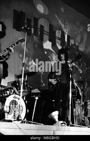 Die britischen Progressive Rock Band Spooky Tooth an der Bristol University Students' Union führen am Samstag, dem 1. März 1969 im Rahmen der RAG-Veranstaltungen. Bewegliche farbige Öle wurden auf dem Hintergrund projiziert. Stockfoto