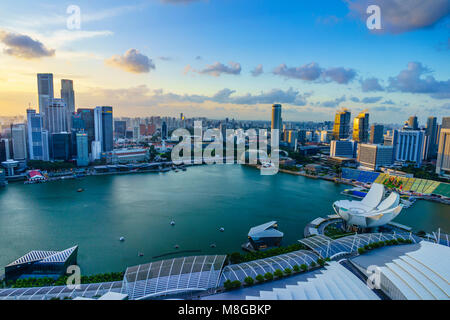 Die Türme der Central Business District und Marina Bay bei Sonnenuntergang, Singapur Stockfoto