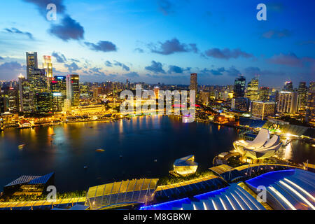 Die Türme der Central Business District und Marina Bay in der Abenddämmerung, Singapur Stockfoto