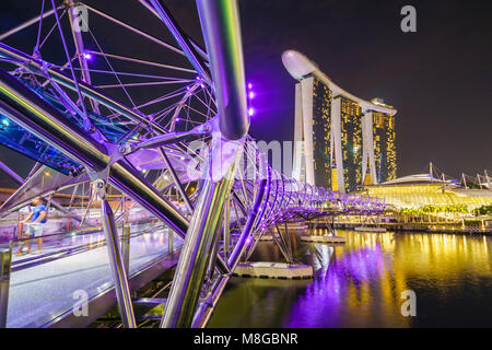 Helix Brücke zu Marina Bay Sands Hotel Kunst und Wissenschaft Museum, Singapur Stockfoto