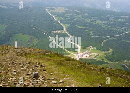 Sicht auf die Berge Tierheim - Slaski Haus von Berg Sniezka Peak, Riesengebirge, Polen Stockfoto