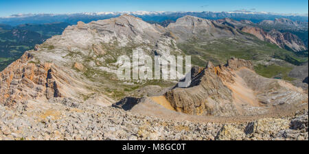 Eine beeindruckende Aussicht auf die Alpen vom Gipfel des La Varella. Hohe Berge, felsige Trails auf die Pisten, schneebedeckte Gipfel in der Ferne. Stockfoto