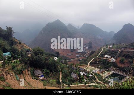 Ha Giang, Vietnam - am 18. März 2018: Dorf in den Bergen und Nebel in die nördlichste Provinz von Vietnam umgeben Stockfoto