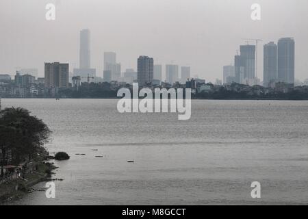 Hanoi, Vietnam - 15. März 2018: Skyline von Hanoi aus dem See Thuy Kue Stockfoto