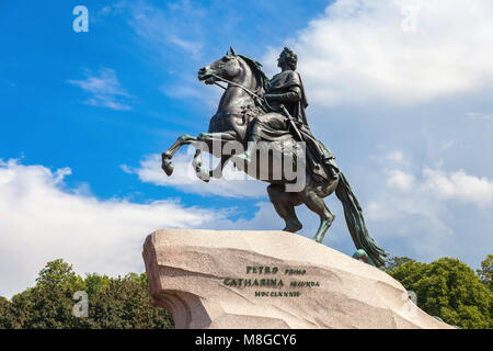 St. Petersburg, Russland - 31. Juli 2017: Reiterdenkmal der russische Zar Peter der Große (Peter), bekannt als Der Bronzene Reiter (1782) agai Stockfoto