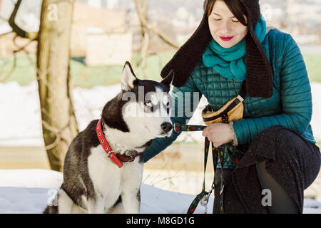 Portrait von stilvolle Frau mit lustigen Hut und ihr Siberian Husky PET-Hund Stockfoto