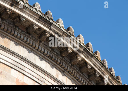 Detail einer neoklassischen Gebäude mit runden Gesims Ornamente vor blauem Himmel Stockfoto