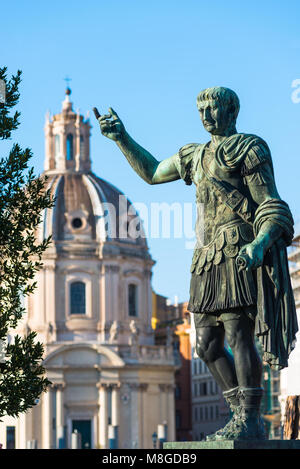 Kaiser Trajan Trajan Statue auf dem Markt und Forum in der Stadt Rom, Italien, auf der Via dei Fori Imperiali, Rom, Latium, Italien.