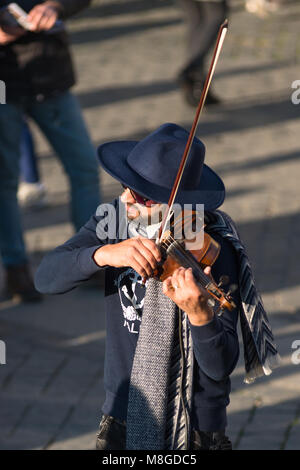 Eine italienische street Entertainer Ständchen auf der Piazza Venezia, Rom. Latium, Italien. Stockfoto