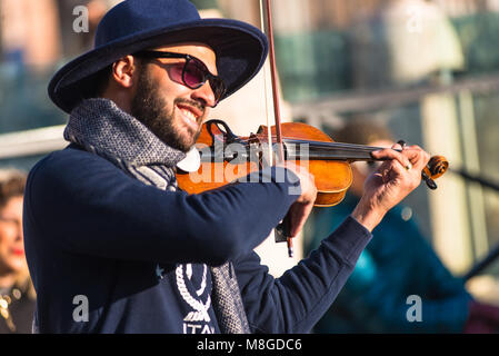 Eine italienische street Entertainer Ständchen auf der Piazza Venezia, Rom. Latium, Italien. Stockfoto