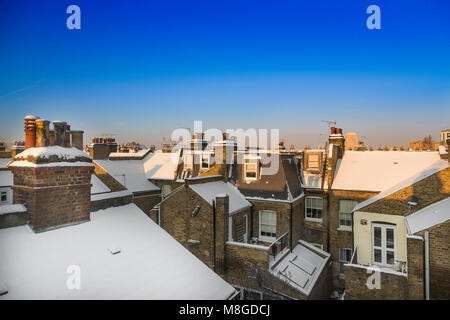 Viktorianische Terrasse Haus Dächer mit Schnee Stockfoto