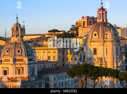 Piazza Venezia zentrale Drehscheibe von Rom, wo mehrere Straßen sich kreuzen, einschließlich der Via dei Fori Imperiali und der Via del Corso. Italien. Stockfoto