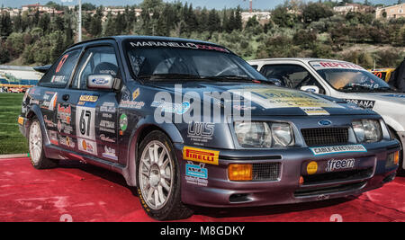 SANMARINO, SANMARINO - OTT 21, 2017: FORD ESCORT COSWORTH 1993 in alten Rennwagen Rallye DIE LEGENDE 2017 der berühmte SAN MARINO historische Rennen Stockfoto