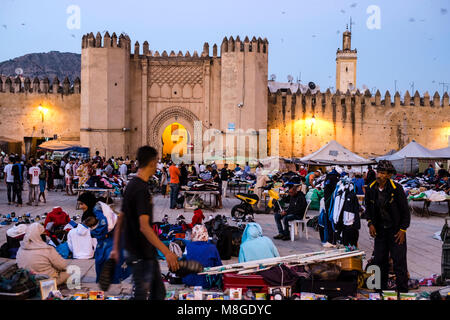 Marokko, Fes, - 5. Oktober 2013. Einheimische verkaufen Produkt am Markt außerhalb der Kasbah An-Nouar Festung in Fes. (Foto: Gonzales Foto - Flemming Bo Jensen). Stockfoto