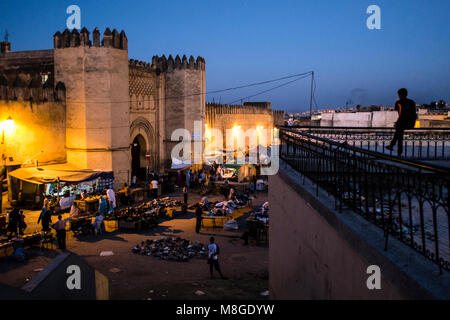 Marokko, Fes, - 5. Oktober 2013. Einheimische verkaufen Produkt am Markt außerhalb der Kasbah An-Nouar Festung in Fes. (Foto: Gonzales Foto - Flemming Bo Jensen). Stockfoto