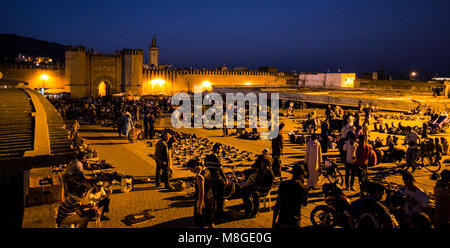 Marokko, Fes, - 5. Oktober 2013. Einheimische verkaufen Produkt am Markt außerhalb der Kasbah An-Nouar Festung in Fes. (Foto: Gonzales Foto - Flemming Bo Jensen). Stockfoto