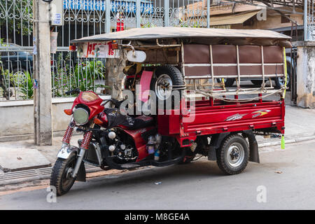 Tuk-Tuk, ein Motorrad mit der Beförderung von Waren und Passagieren in Phnom Penh, Kambodscha zu tragen angepasst Stockfoto