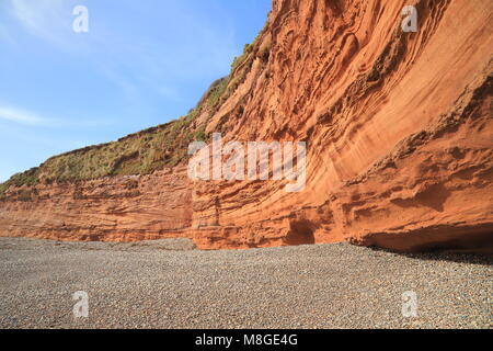 Roter Sand Felsen am Kiesstrand in der Bucht Ladram in East Devon Stockfoto