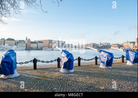 Blick von Skeppsholmen im Herbst in Stockholm in Richtung der Altstadt und dem Königlichen Palast entfernt. Stockfoto