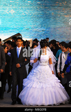Junge usbekische Paar in Chiwa nach der Hochzeit. Hochzeit hält laut und Spaß. Die Anzahl der Gäste oft mehr als 300-400 Personen. Stockfoto