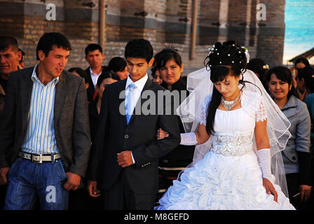 Junge usbekische Paar in Chiwa nach der Hochzeit Hochzeitsfeier hält laut und Spaß. Die Anzahl der Gäste oft mehr als 300-400 Menschen © Antonio Ciufo Stockfoto