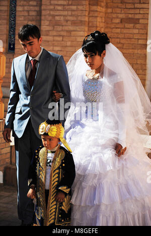 Junge usbekische Paar in Chiwa nach der Hochzeit. Hochzeit hält laut und Spaß. Anzahl der Gäste oft mehr als 300-400 Personen. © Antonio Ciufo Stockfoto
