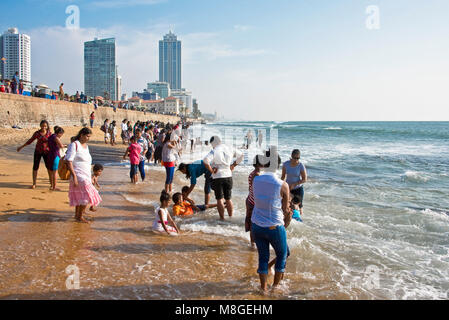 Die Menschen vor Ort am Strand von Galle Face Green - ein beliebter Ort in Colombo, die Zeit zu verbringen, zu spielen und über das Meer. Stockfoto