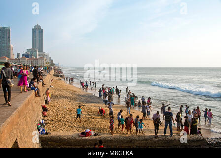 Die Menschen vor Ort am Strand von Galle Face Green - ein beliebter Ort in Colombo, die Zeit zu verbringen, zu spielen und über das Meer. Stockfoto