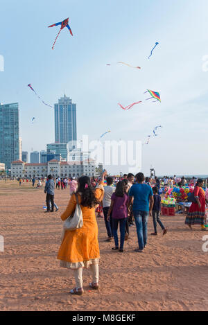 Die lokale Bevölkerung flying Kites auf Galle Face Green - ein beliebter Ort in Colombo, die Zeit zu verbringen, zu spielen und über das Meer. Stockfoto