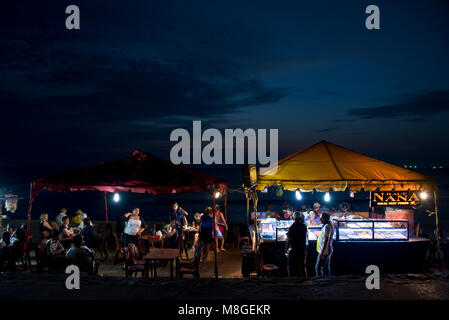 Die Restaurants in der Nacht öffnen auf Galle Face Green - ein beliebter Ort in Colombo, die Zeit zu verbringen, zu spielen und über das Meer. Stockfoto