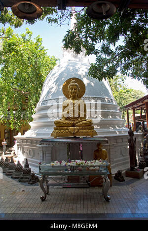 Der Samadhi Statue und Stupa in der gangaramaya (Vihara) buddhistische Tempelanlage in Colombo, Sri Lanka. Stockfoto