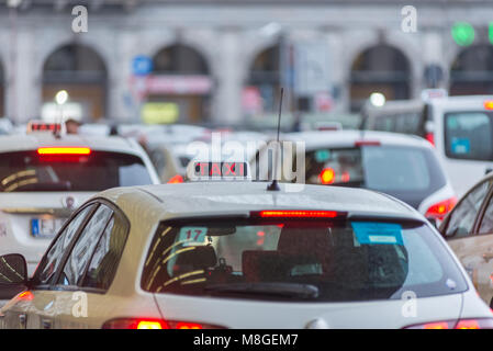 Taxis stehen am Bahnhof Termini, Rom, Latium, Italien. Stockfoto