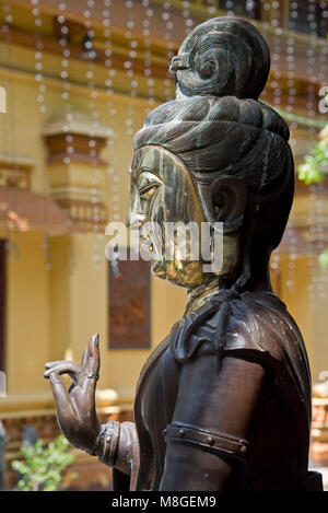 In der Nähe der Bronze Statue am Gangaramaya Bhudda (Vihara) buddhistische Tempelanlage in Colombo, Sri Lanka. Stockfoto