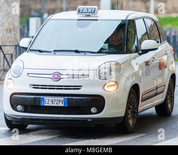 Taxis stehen am Bahnhof Termini, Rom, Latium, Italien. Stockfoto