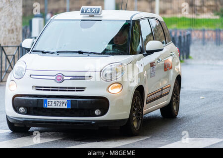 Taxis stehen am Bahnhof Termini, Rom, Latium, Italien. Stockfoto