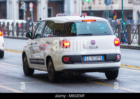 Taxis stehen am Bahnhof Termini, Rom, Latium, Italien. Stockfoto