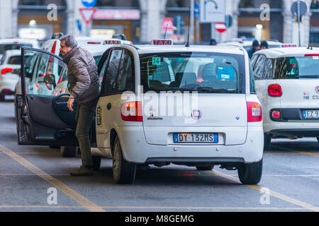 Taxis stehen am Bahnhof Termini, Rom, Latium, Italien. Stockfoto