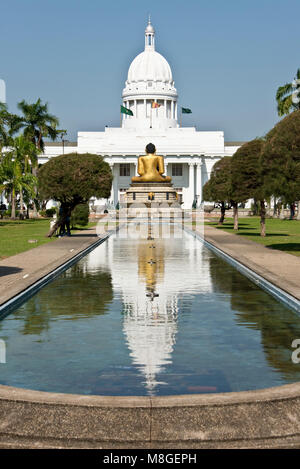 Das Rathaus Colombo aka Columbo Rathaus spiegelt sich in der Pool innen Viharamahadevi Park mit dem goldenen Buddha Statue vor. Stockfoto