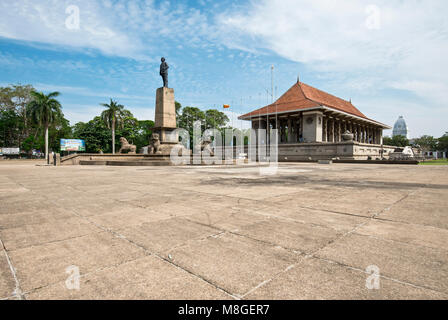 Weitwinkelaufnahme der Unabhängigkeit Memorial Hall auf Unabhängigkeit Square in Colombo an einem sonnigen Tag mit blauen Himmel. Stockfoto