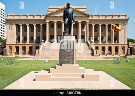 Das alte Parlament Gebäude in Colombo mit der Statue des Rt Hon D.S. Senanayake (erster Premierminister Ceylon) im Vordergrund. Stockfoto