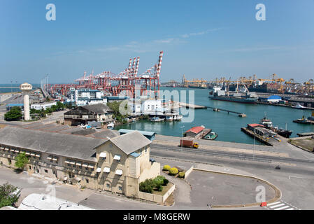 Ein Blick über den Hafen von Colombo, Sri Lanka an einem sonnigen Tag mit blauen Himmel. Stockfoto