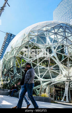 Zwei ausländische Arbeitnehmer zu Fuß die Glaskuppel Sphären bei Amazon Hauptsitz in Downtown Seattle Pass Stockfoto