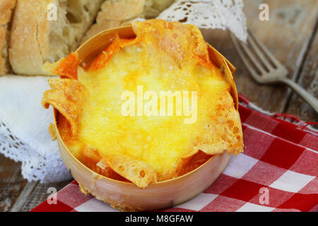 Gebackene französischer Käse, Nahaufnahme Stockfoto