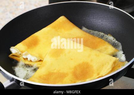 Crepes mit Quark in der Pfanne, Nahaufnahme Stockfoto