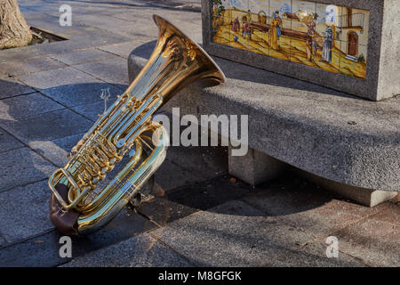 In der Nähe von einem schönen und hellen Tuba ruht auf einer Steinbank mit Ornament in Toledo, Spanien Stockfoto