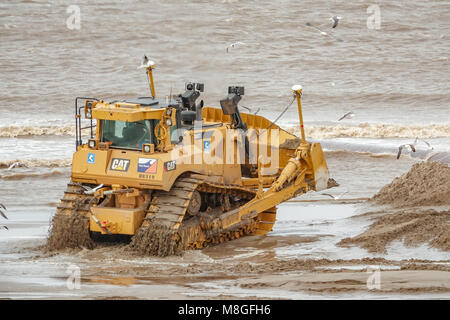 Pumpen Sand auf den Strand zu ersetzen, was aufgrund des steigenden Meeresspiegels verloren gegangen ist. Stockfoto